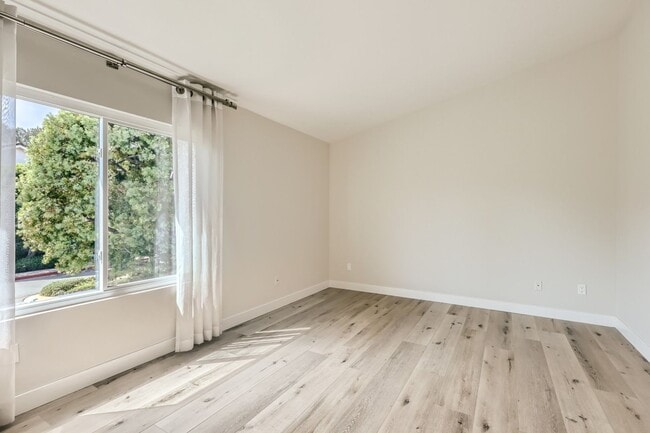 Building Photo - Beautifully Remodeled Townhome in the Cambria Community – Del Mar Heights