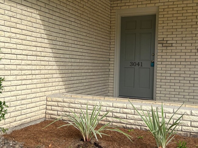 Building Photo - Updated 3 Bedroom Home with All Appliances & Double Garage
