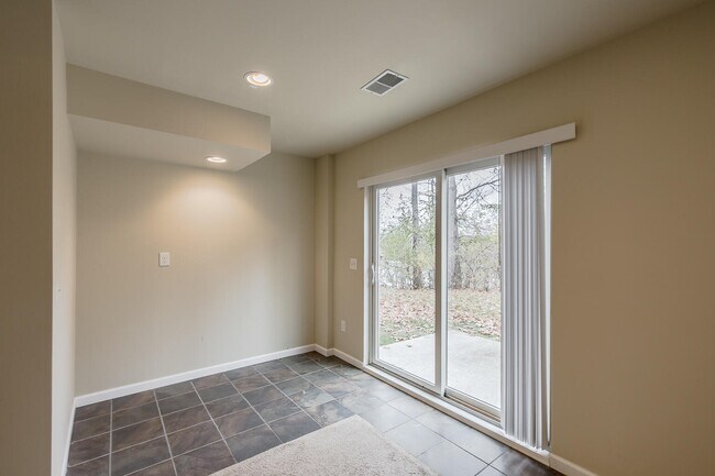 Building Photo - 324 Stratford Ln