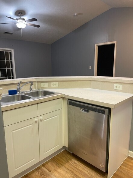 Kitchen - 729 Spring Valley Dr