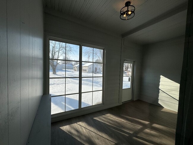 Building Photo - 3 bedroom 2 full bath home for rent Call T...