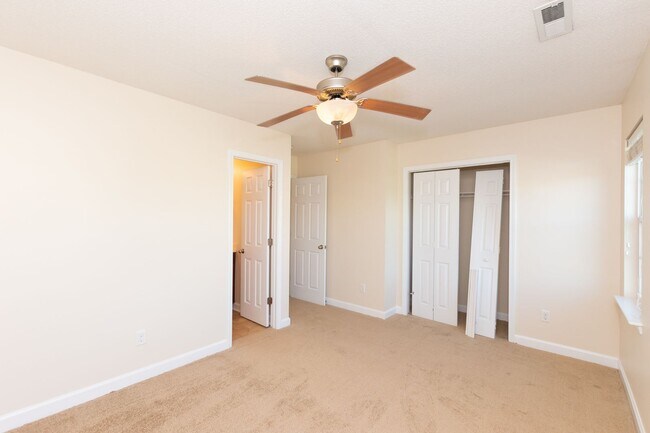 Building Photo - Looking for a townhome in Hubert?