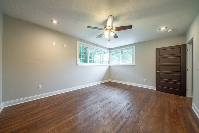 Building Photo - 4 bedroom/3 bath, 3711 sqft in Midtown!