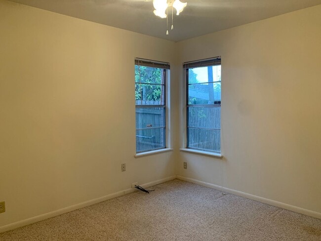 Building Photo - Lovely 4/2 in Brentwood Neighborhood