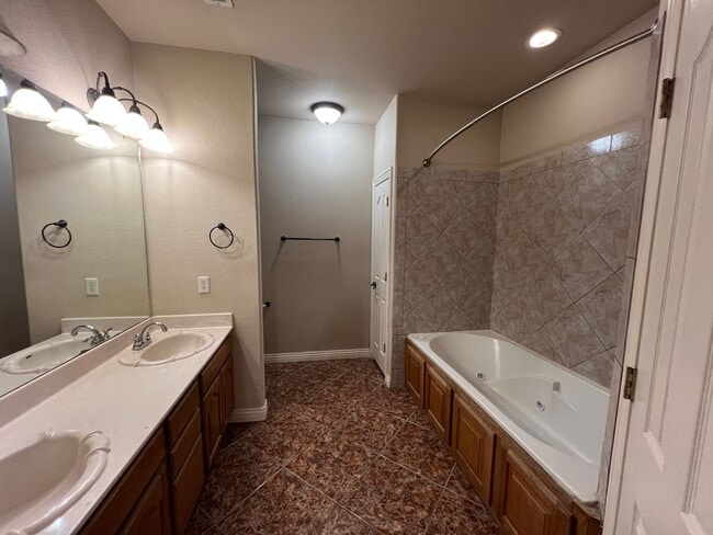 Building Photo - Lots of Space in this 3 or 4 Bedroom Townhouse!