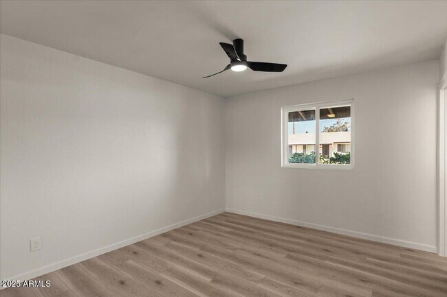 Building Photo - 8617 E Palm Ln