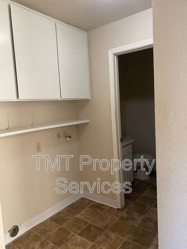 Building Photo - 228 McFarland St