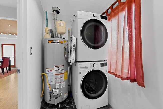 Building Photo - 1640 Stanford Dr NE