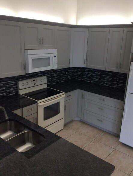 Cute and open kitchen - 4383 Woodstock Dr