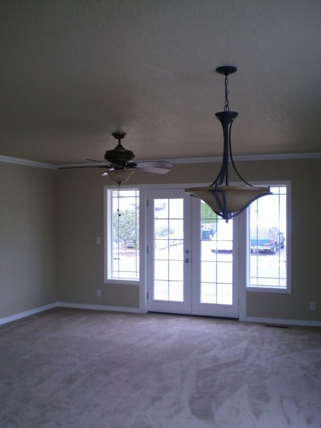 Building Photo - Spacious 3BR/ 2BA House