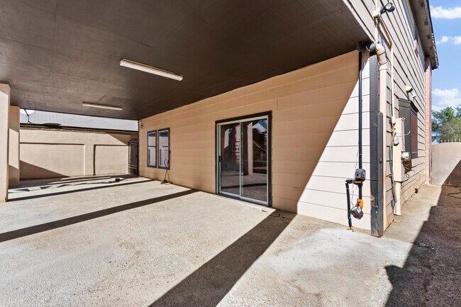 Building Photo - 2106 Mallorca Dr
