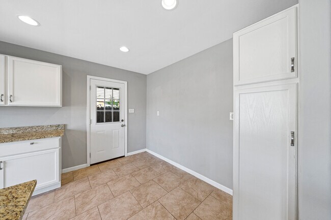 Building Photo - 308 E Cheryl Dr