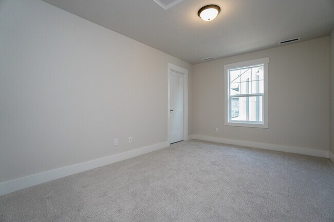 Building Photo - 150 N Edgewood Ln