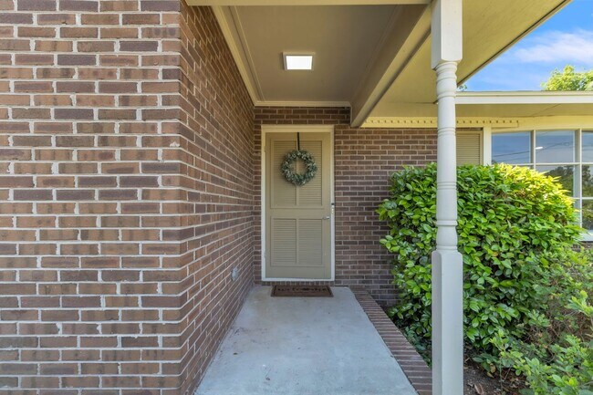 Building Photo - Updated 3 Bedroom, 2 Bath Home – Minutes from Fort Bragg!