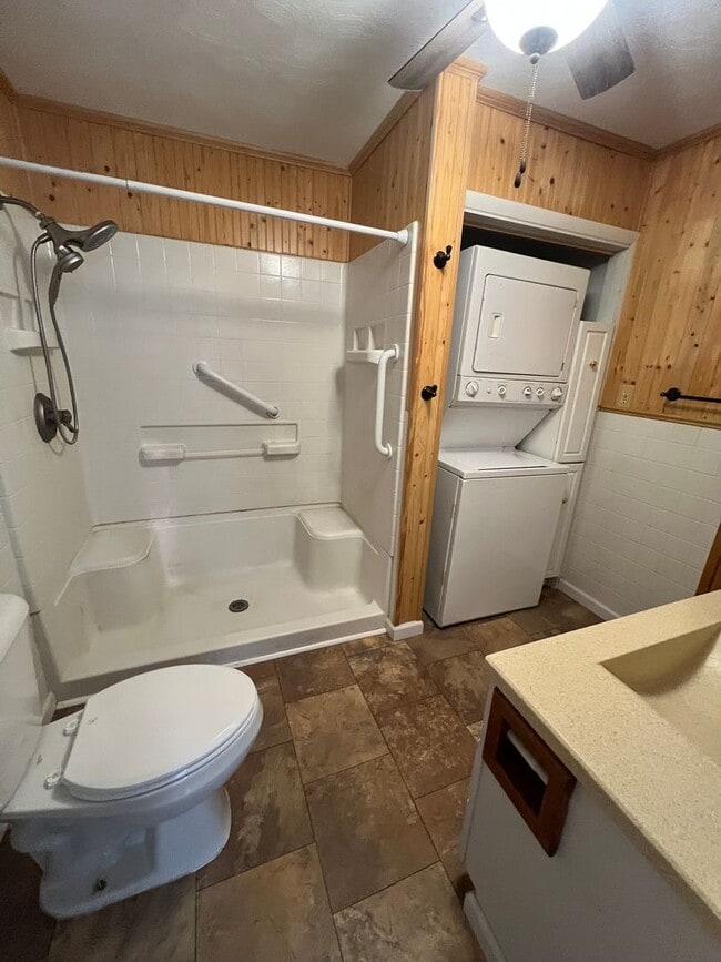 Building Photo - Coming Soon! Northend Spacious 3 bedroom 1...