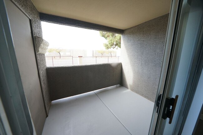 Building Photo - SHOWINGS AVAILABLE NOW