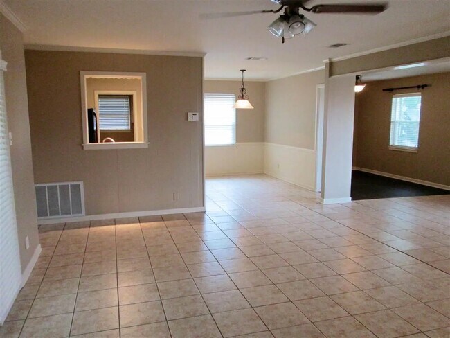 Building Photo - 1002 Clyde Dr