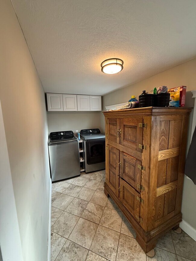 Building Photo - 4 Bedroom, Two Story House