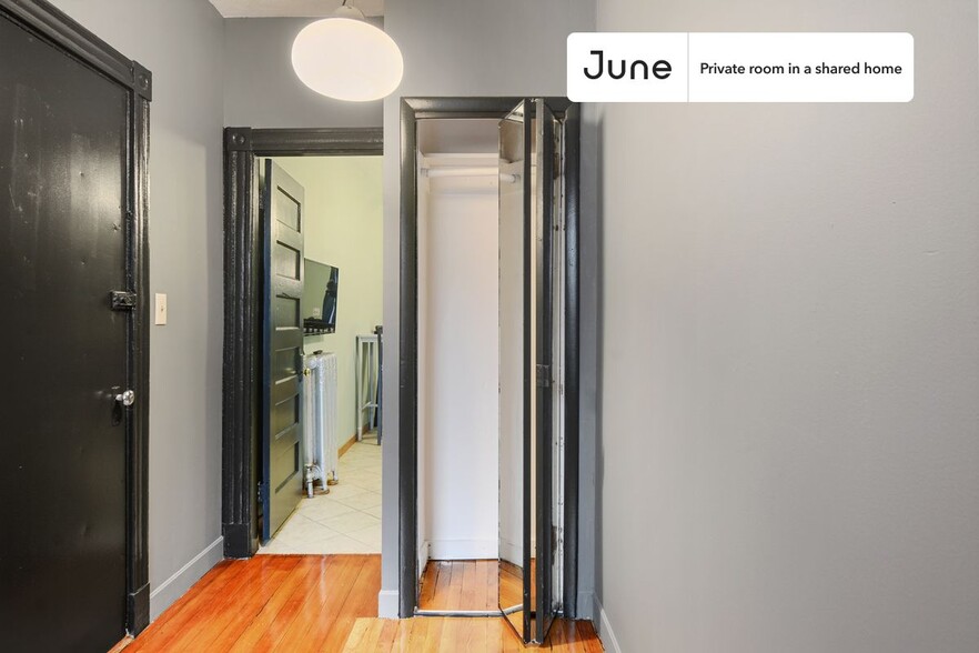 Building Photo - Private bedroom in 3 bed/1 bath Home