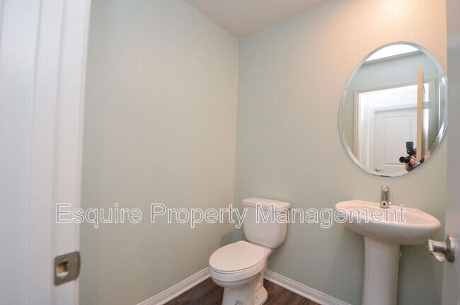 Building Photo - 370 Serra St