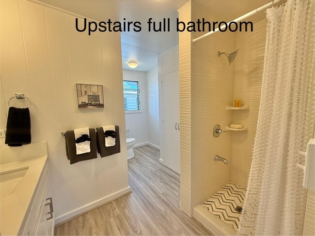 Building Photo - Modern two story Kaimuki home - all new ki...
