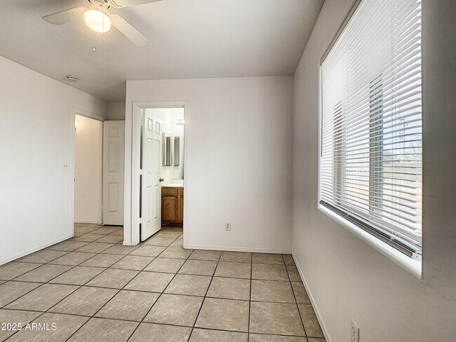 Building Photo - 4205 N Montezuma Dr