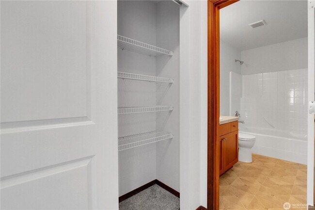 Building Photo - 302 Ave. -