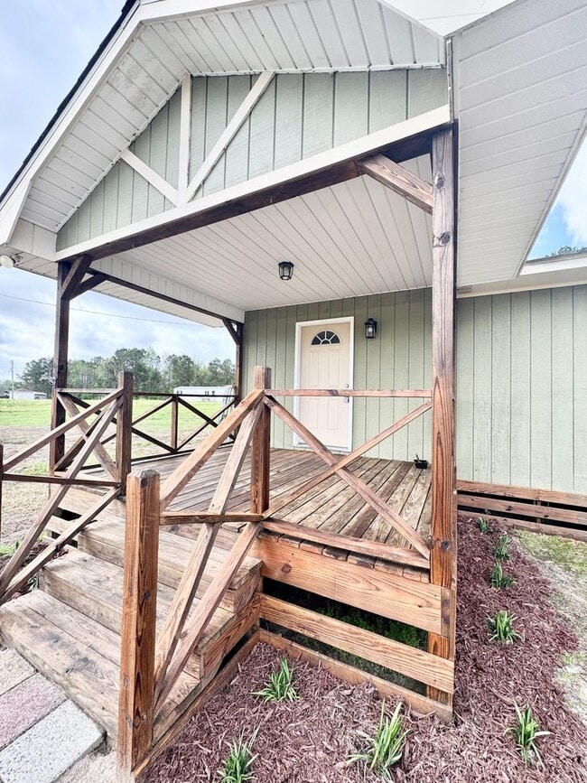 Building Photo - Country Cottage - Adorable 2 bedroom, 1 bath! Cute front porch & landscaping included!