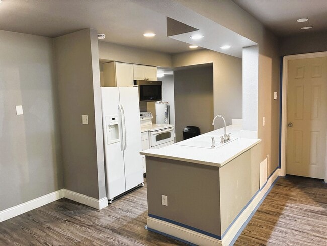 Building Photo - 1 Bedroom, 1 Bath Condo Available Sept 4st...