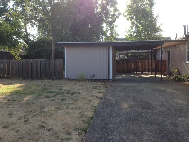 Building Photo - Large house in SW Eugene with forced air h...