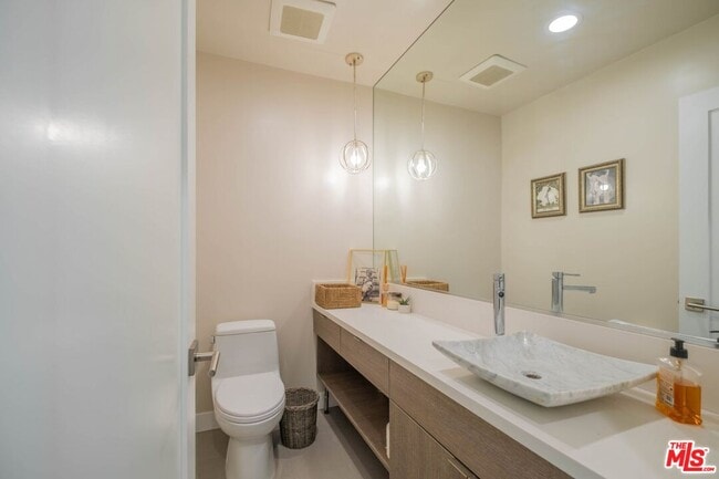 Building Photo - 2760 E Glenoaks Blvd