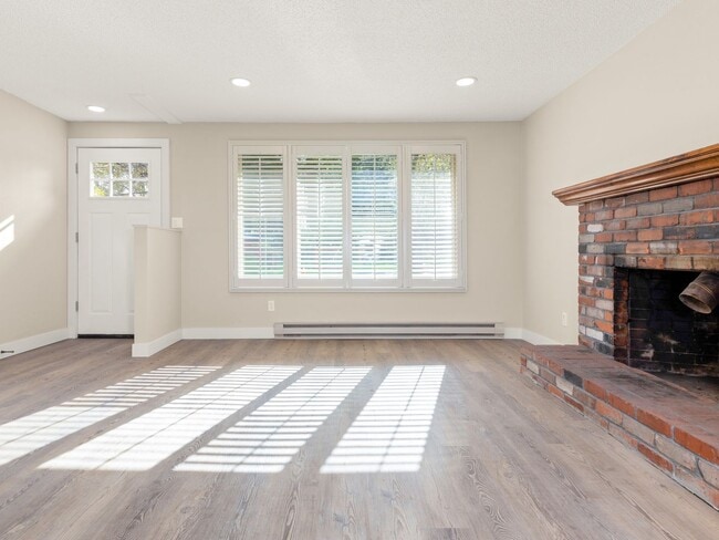 Building Photo - Single-family 3 bedroom home available for...