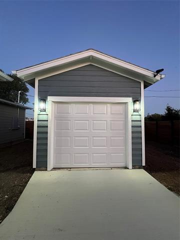 Building Photo - 615 Luxton St