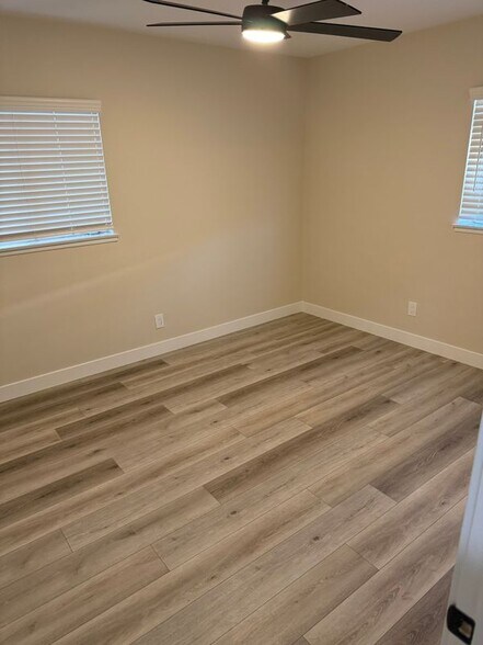 Building Photo - 340 E Shamrock St