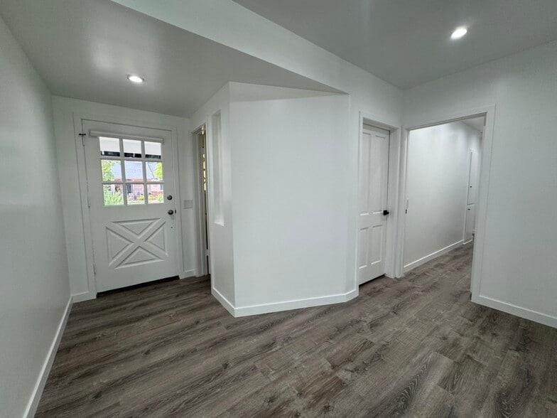 Building Photo - 2212 Linda Flora Dr