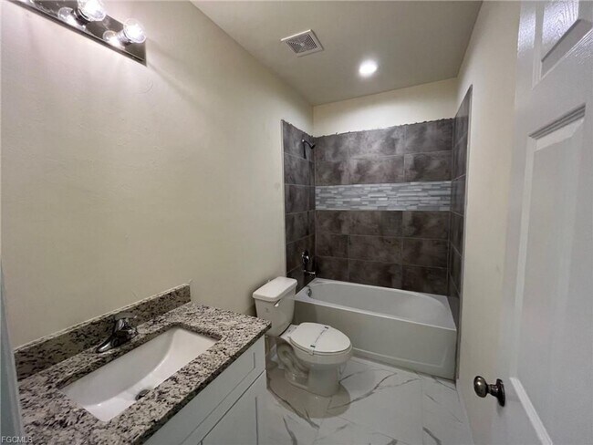 Building Photo - 3Bd / 2Ba Duplex with GARAGE