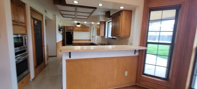 Building Photo - Vaulted Ceiling, Huge Yard, Close to Town