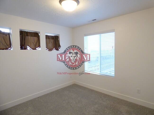 Building Photo - Great 3 Bd 2.5 Ba Townhome Rooftop Views
