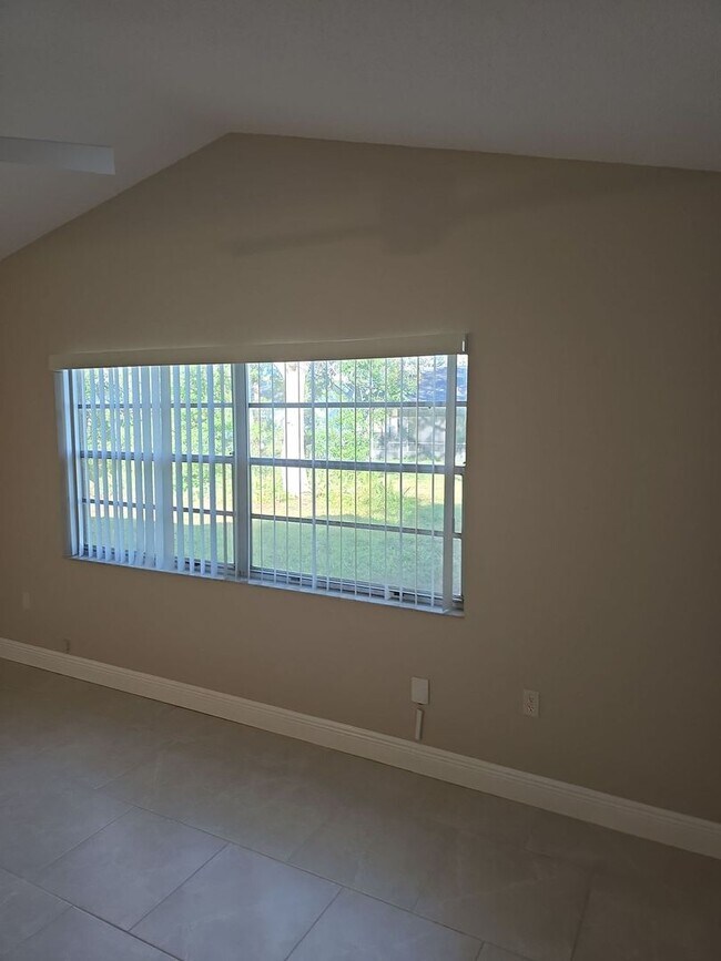 Building Photo - Beautuful 2 bedroom, 2 bath, 2 car garage rental home in Weeki Wachee!