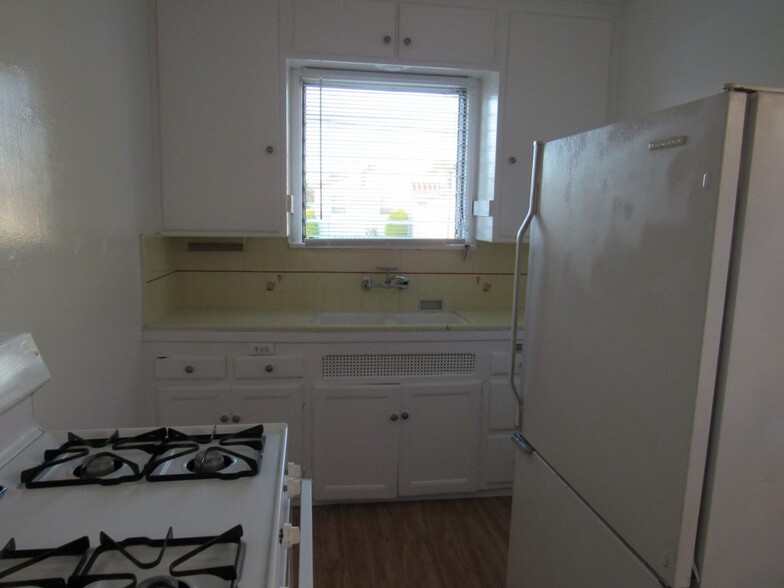 Eat-in Kitchen - 6078 W 18th St