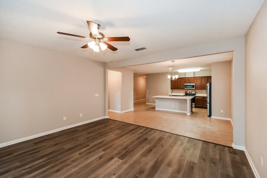 Building Photo - 2325 Creekfront Dr
