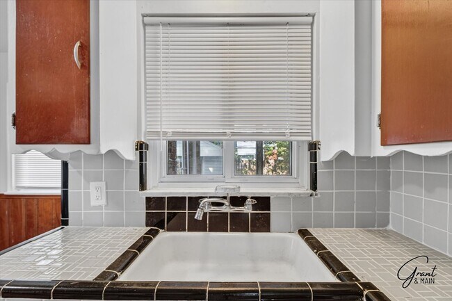Building Photo - $1300 3 bedrooms