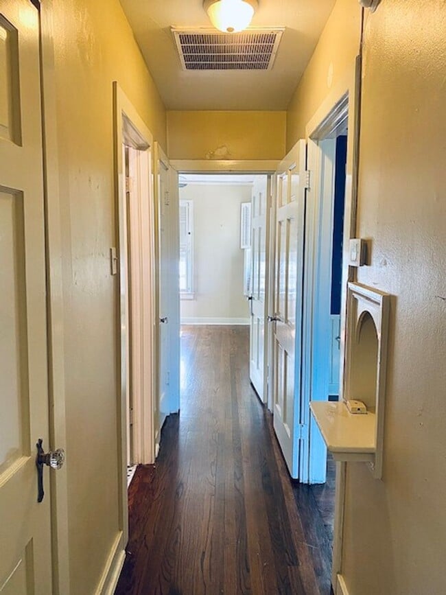 Building Photo - Modern Upstairs Unit in the Highly Desirab...