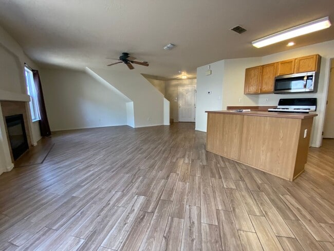 Building Photo - 3 bed 2.5 bath
