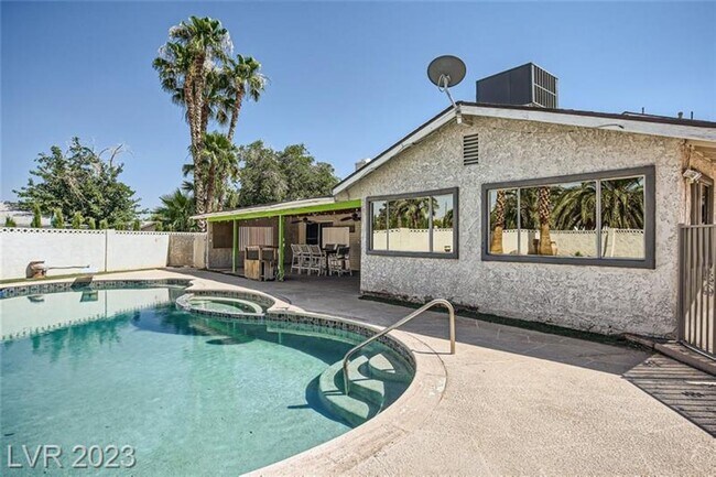 Building Photo - Fully Furnished with sparkling pool!