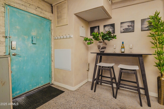 Building Photo - 353 E Thomas Rd