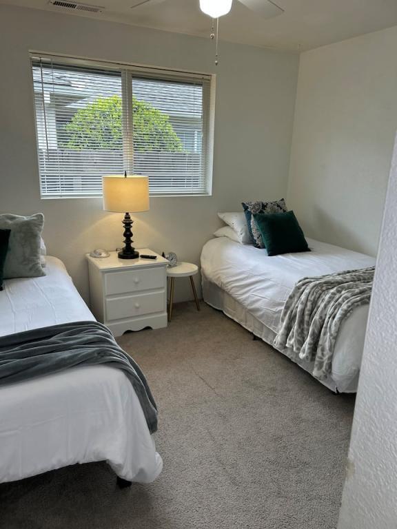 Building Photo - 563 Primrose Dr