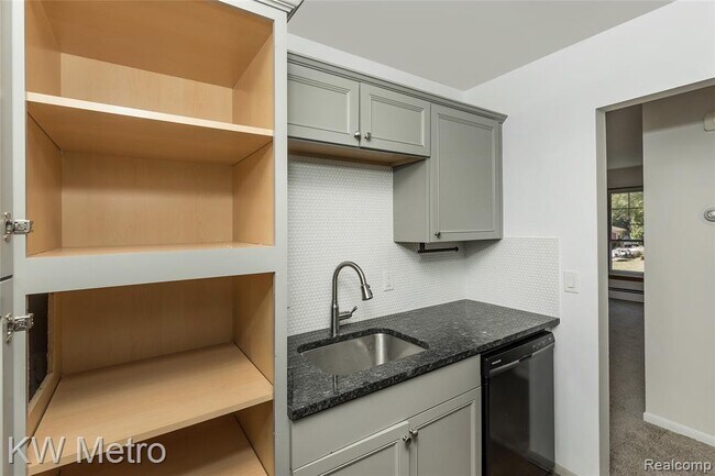 Building Photo - 3220 Shenandoah Dr