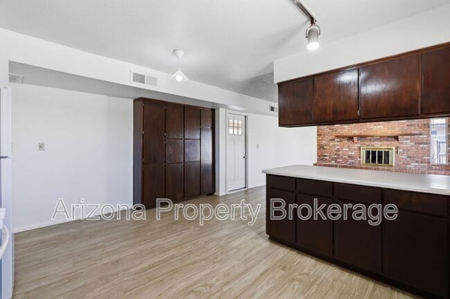 Building Photo - 2106 E Evergreen St