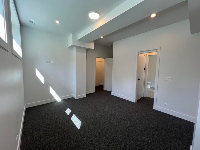 Building Photo - 2042 W Washington Blvd